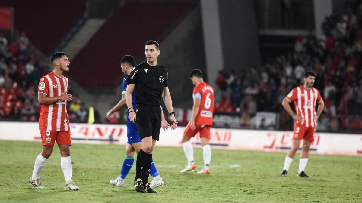 Muñiz Ruiz en el Almería-Getafe del pasado campeonato que finalizaba 1-0.