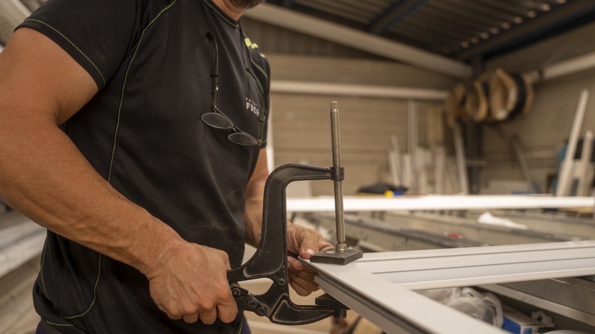 Un trabajador de Ibérica Seguridad acondiciona una ventana anti robo.