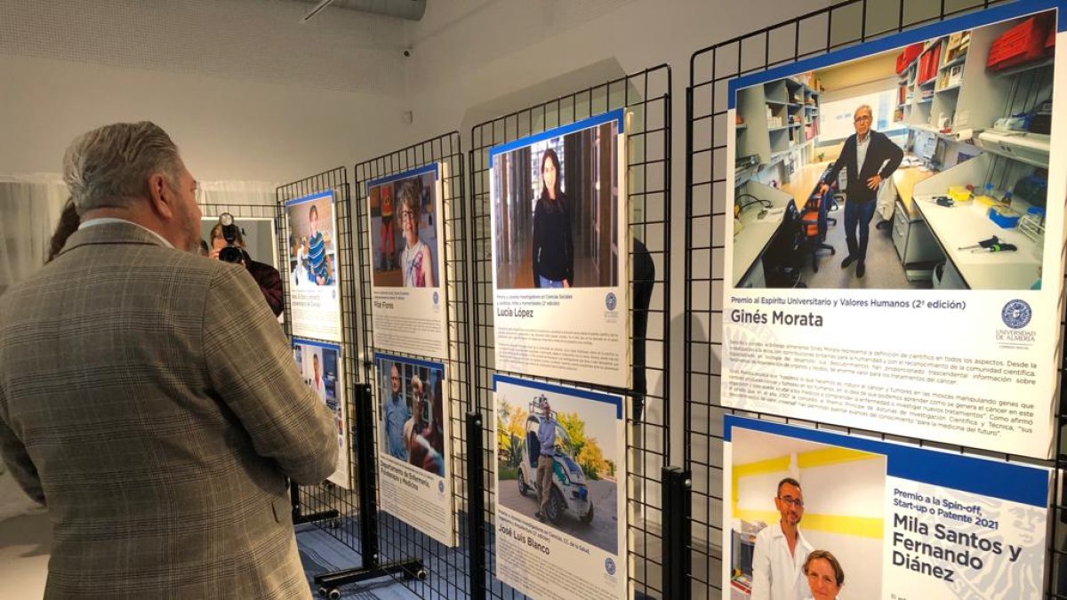 Diego Cruz y Mariola Hidalgo comentando la exposición sobre los premiados por el Consejo Social de la UAL.