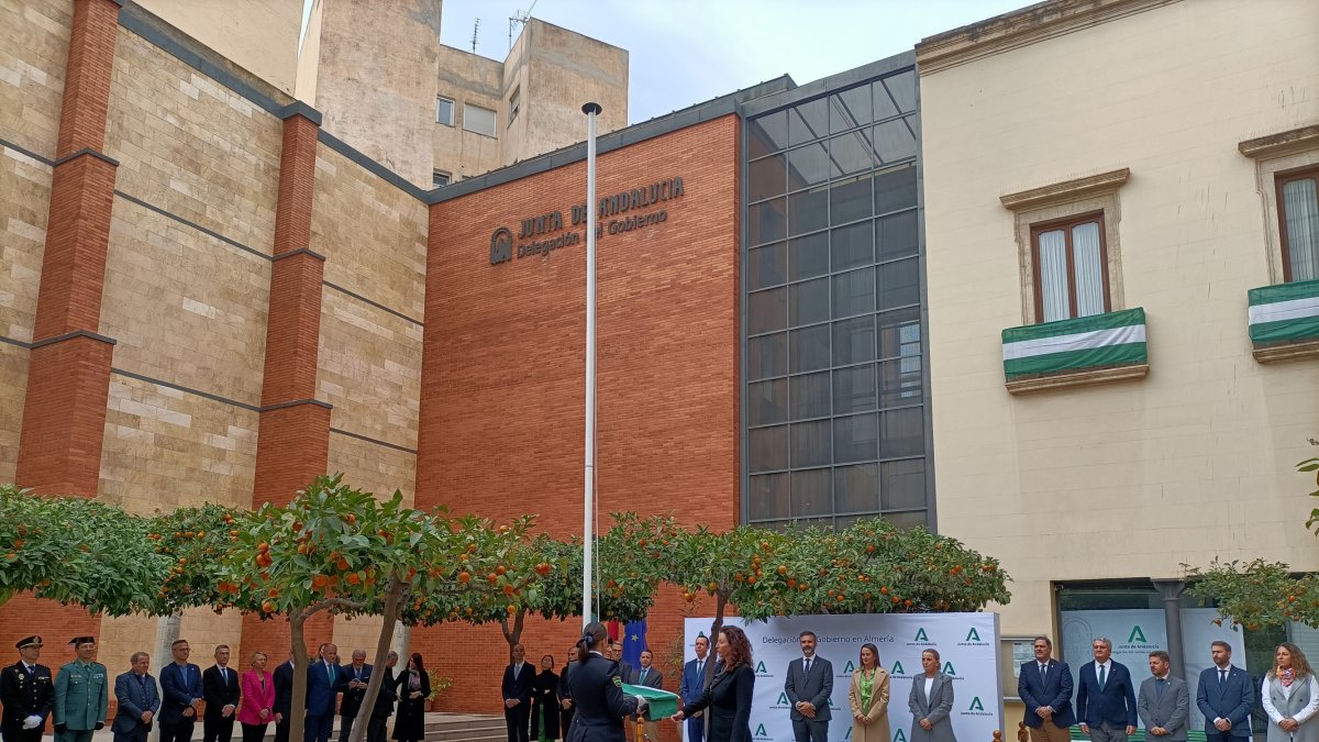 Inicio del izado de la Bandera de Andalucía por la alcaldesa de la capital