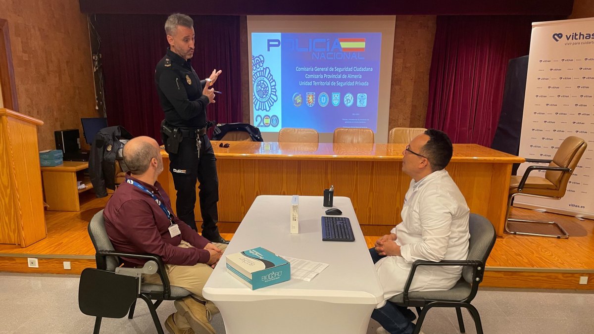 La Policía Nacional da un taller a los profesionales de Vithas Almería sobre técnicas y herramientas de prevención de agresiones.