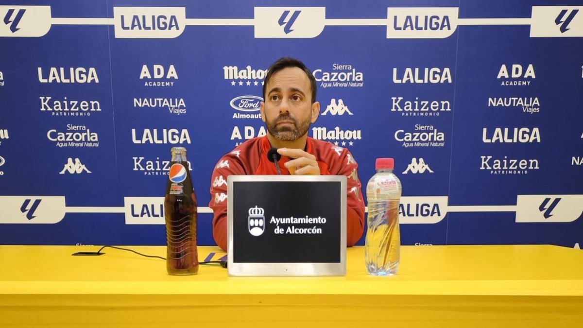 Fran Fernández en una rueda de prensa del Alcorcón.