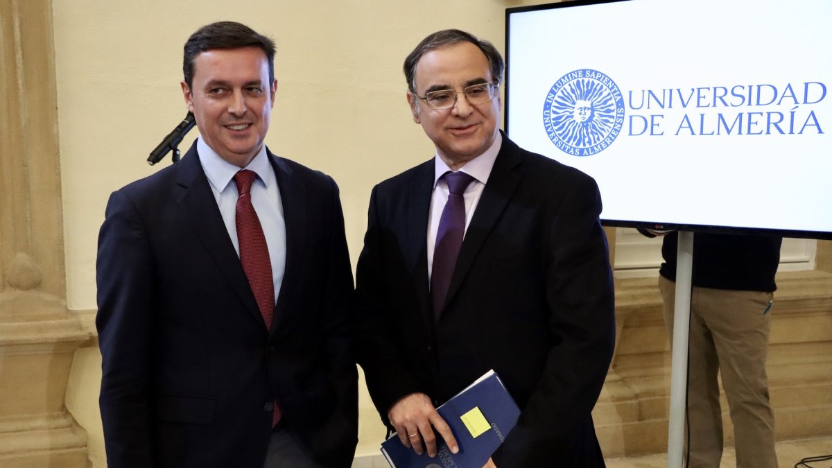 El rector de la Universidad, José J. Céspedes, y el presidente de la Diputación Provincial, Javier A. García, antes del inicio del acto de inaug