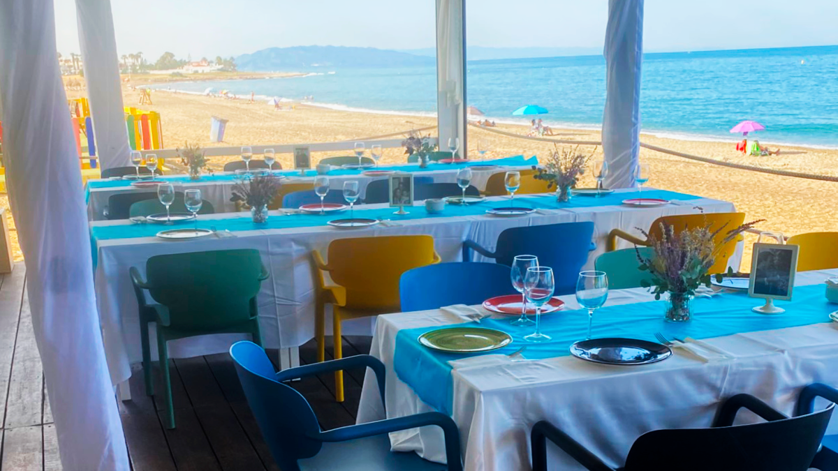 La terraza del Hola Ola vestida para celebrar un evento.