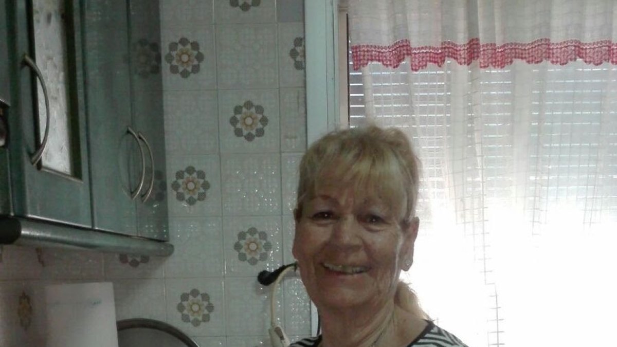 Paquita en casa siempre aplicada en la cocina.