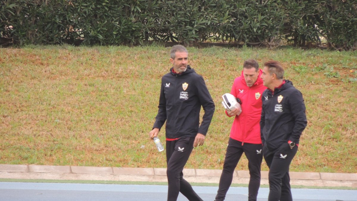 El entrenador vasco en el Anexo del Mediterráneo con sus ayudantes.