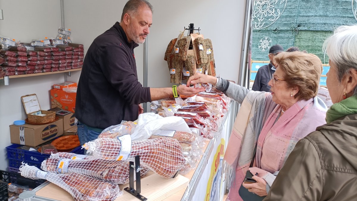 Los almerienses no han perdido el tiempo y ya en la mañana de este martes hacían sus primeras compras en la Feria Sabores Almería.