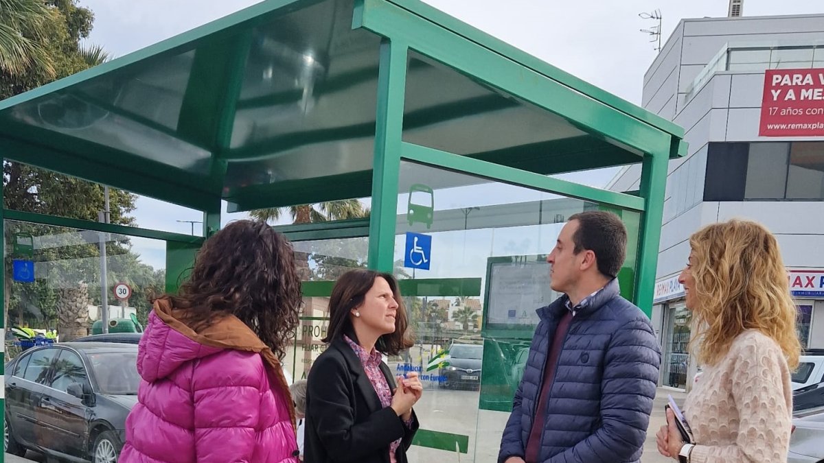 Autoridades en una de las paradas mejoradas de Vera.