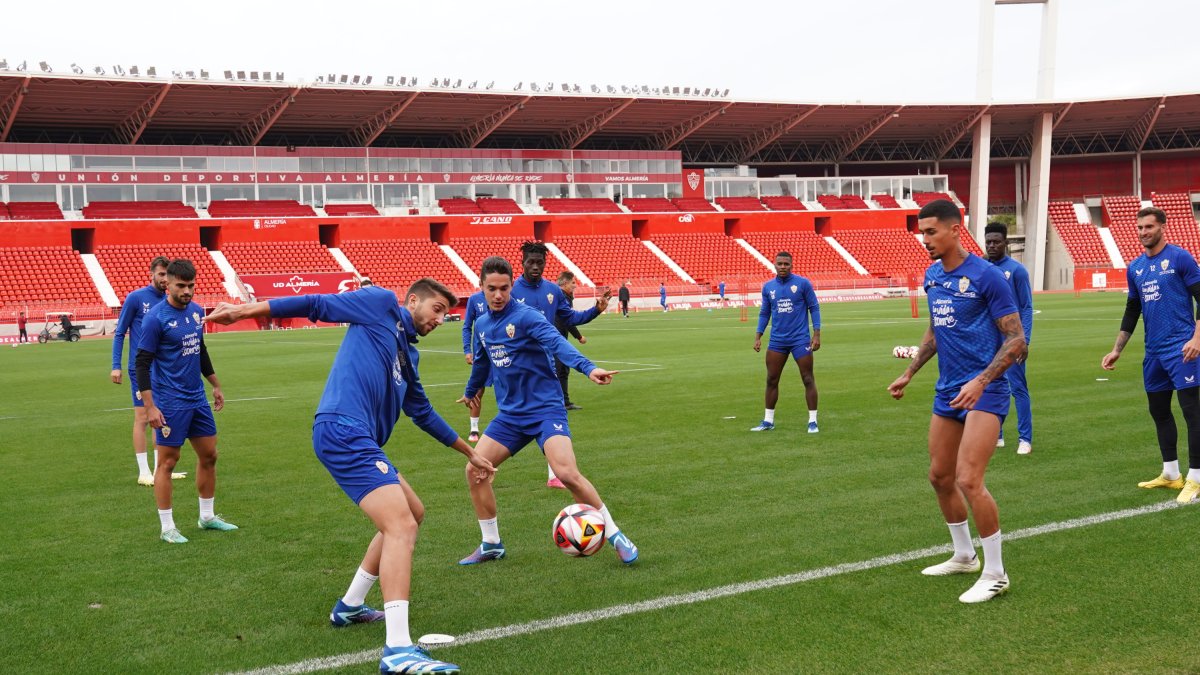 Marcos Peña y Rachad, del filial, en la lista del Almería para la Copa.
