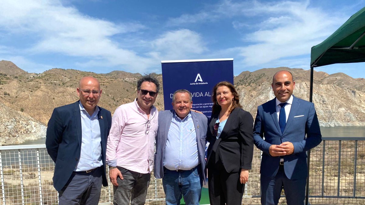 Fotografía enviada por la Junta de Andalucía de autoridades junto a la ETAP del Almanzora.