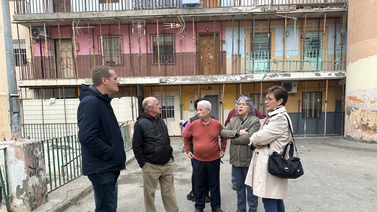 Visita de los socialistas al edificio de El Patio