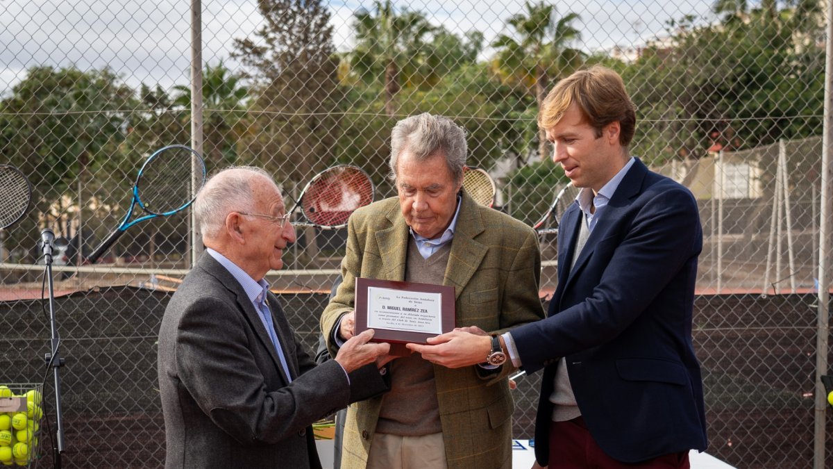 Gabriel Amat distinguió a Miguel Ramírez Zea.