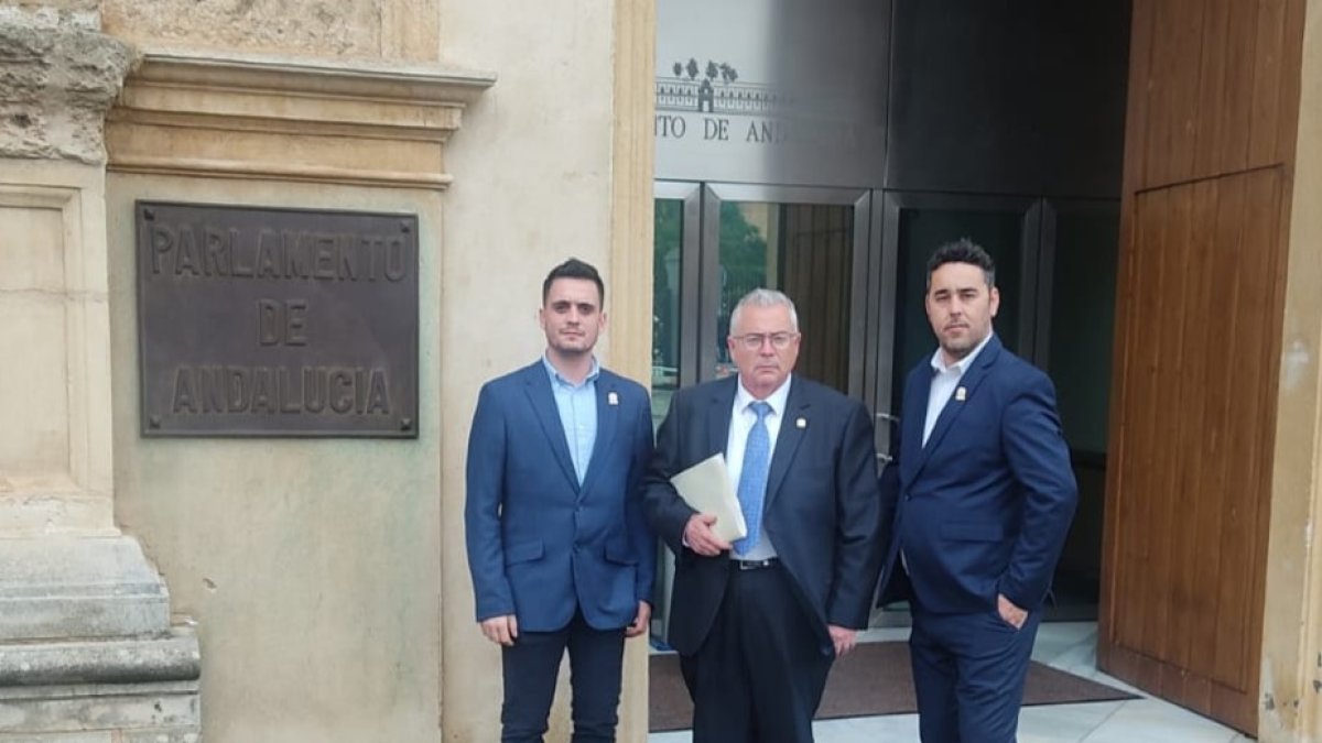 El edil de comercio, el alcalde y el teniente de alcalde en su visita al Parlamento Andaluz.