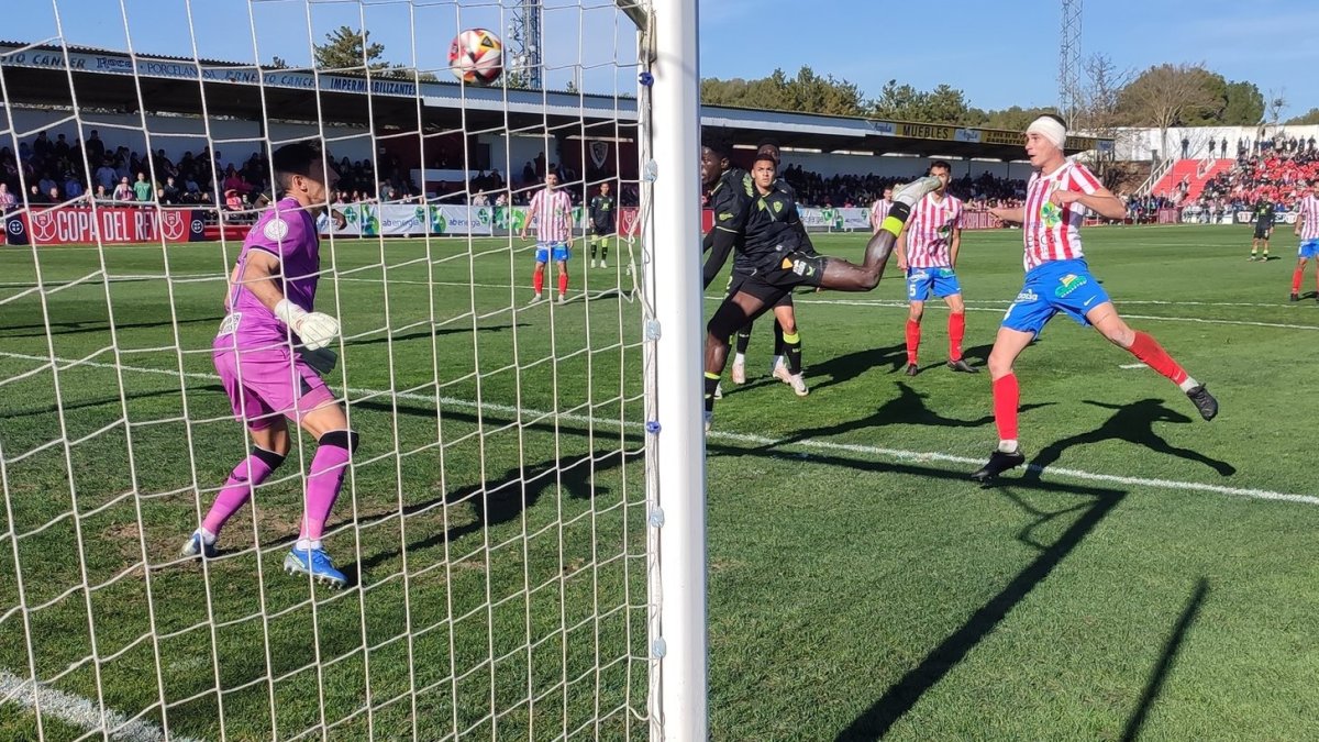 El momento del gol de Carbonell, que le sirvió al Barbastro para avanzar a dieciseisavos de la Copa.