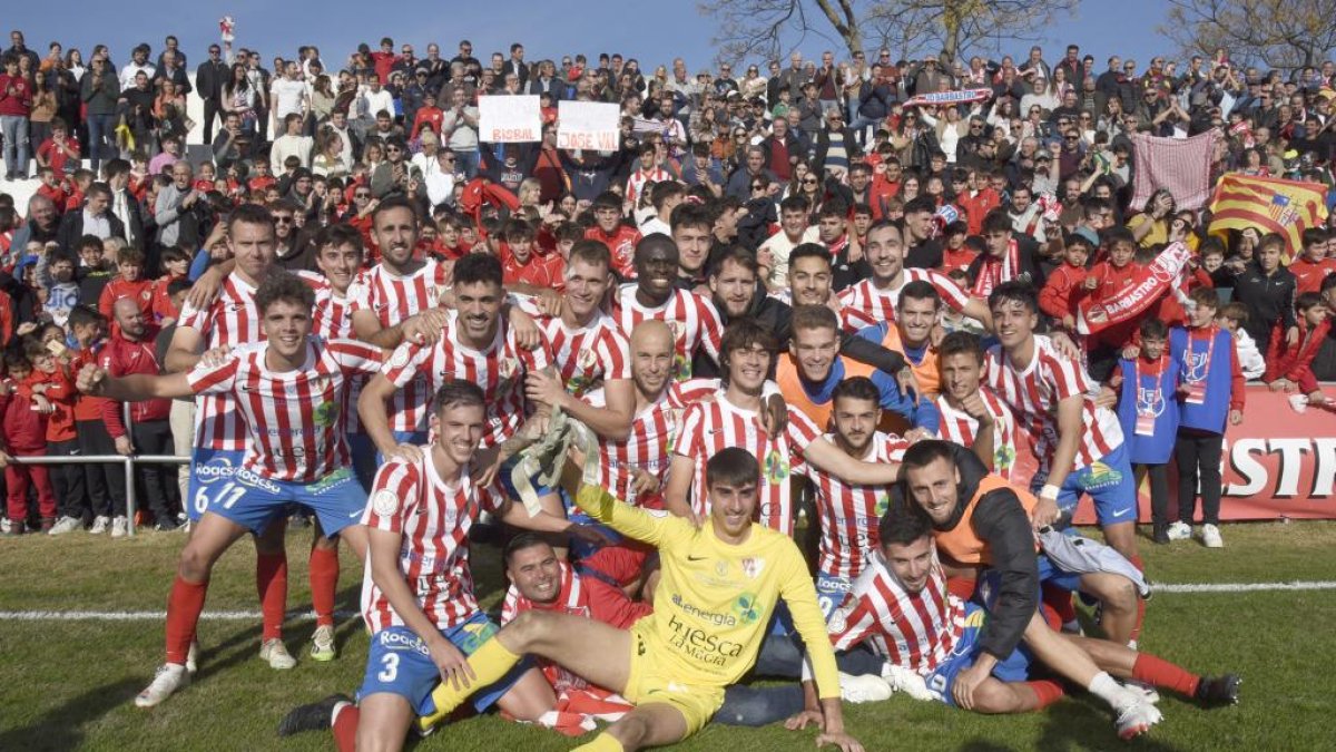 La foto que guardarán con mucho cariño jugadores y aficionados del club tras eliminar al Almería.