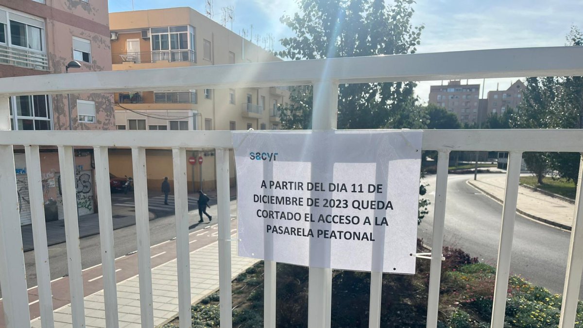 Cartel avisando del corte del tránsito peatonal en la pasarela