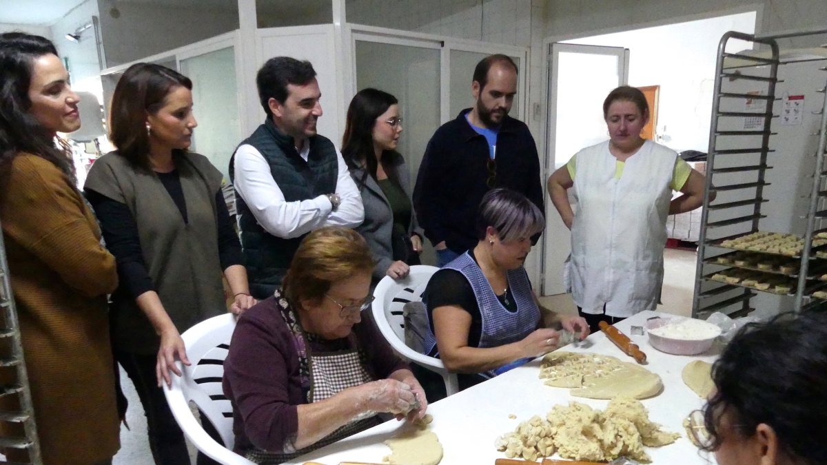 El Diputado y la alcaldesa en su visita durante la elaboración de dulces de pasteleria \'Las Pocicas\'.
