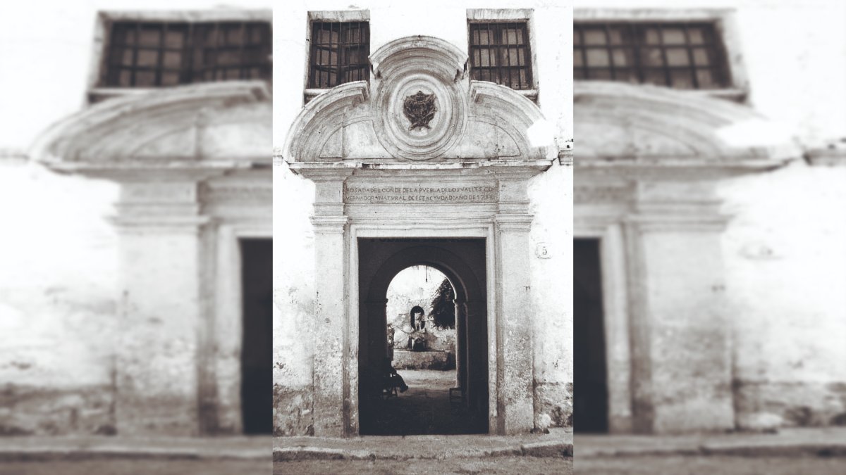 Fachada del palació del Conde de la Puebla donde estuvo ubicada la Posada del Mar. Al fondo, el patio con su fuente con figura de león.