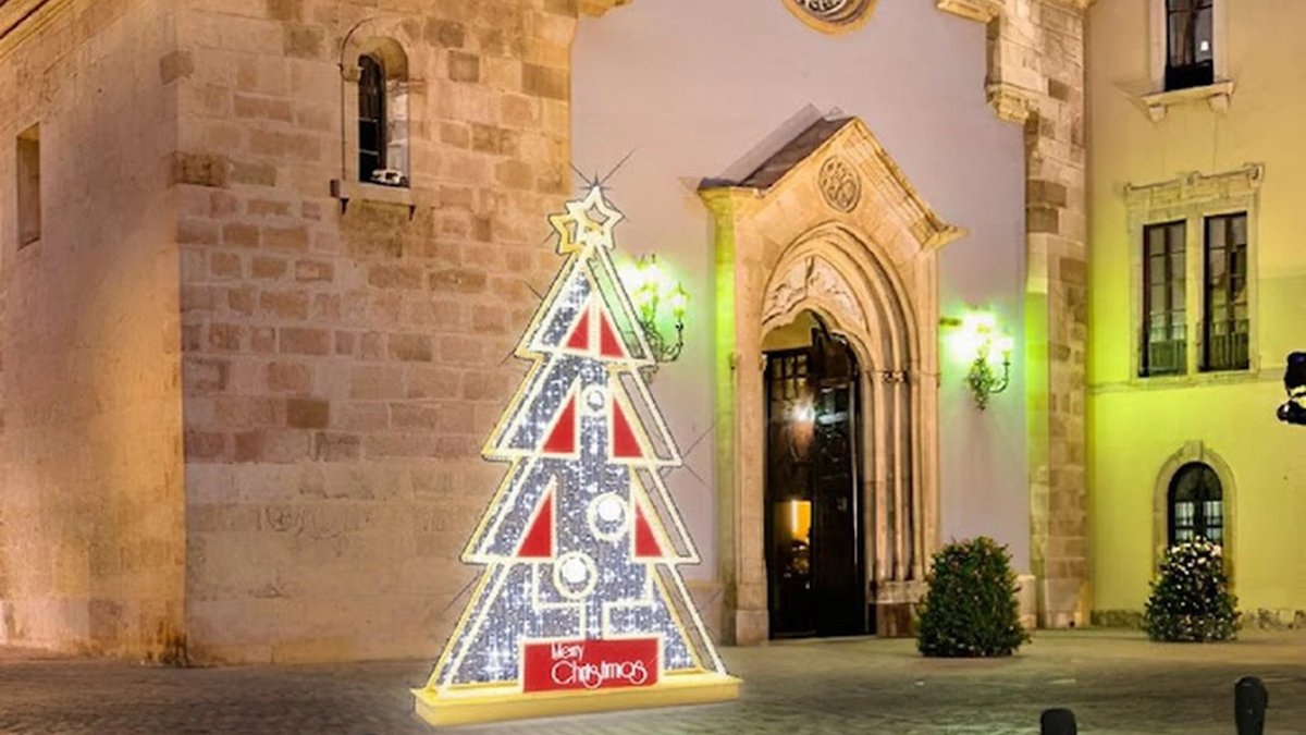 Alumbrado navideño en una de las calles de Almería.