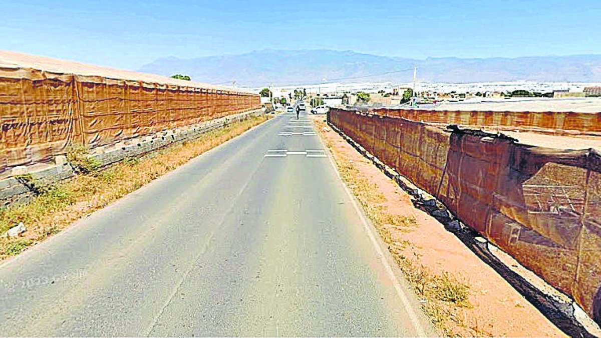 Imagen de la carretera del Solanillo, dirección a Los Llanos de Vícar.