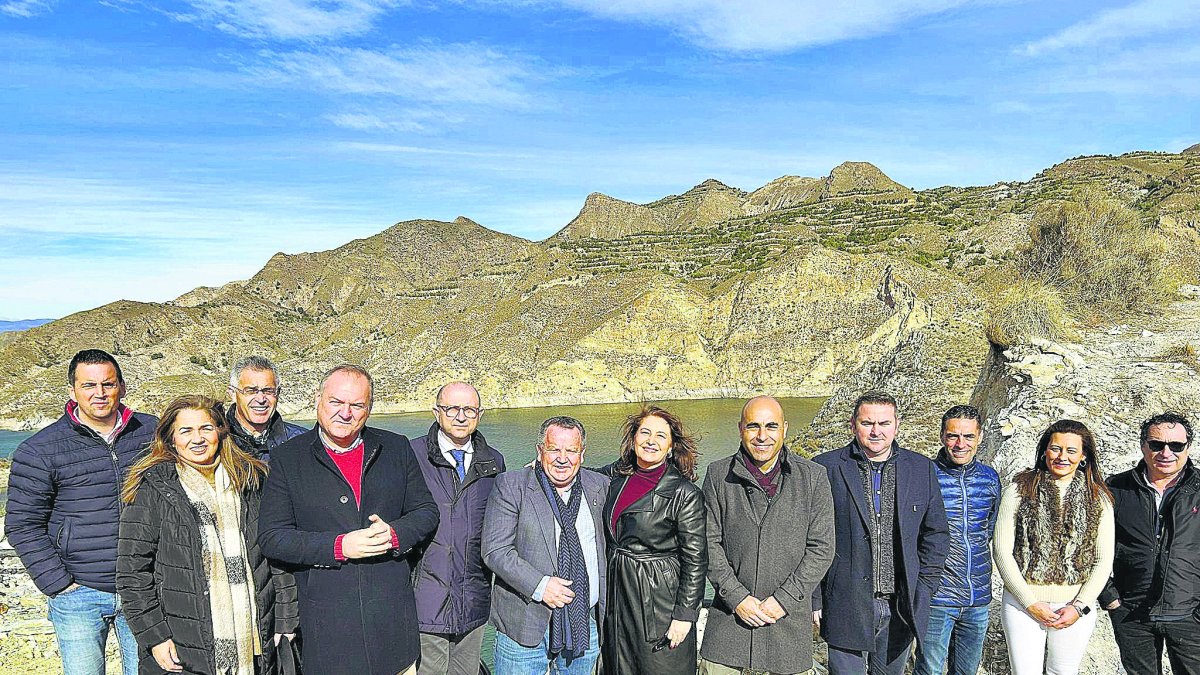Imagen de una visita de la consejera Carmen Crespo a obras en la zona del pantano de Cuevas.