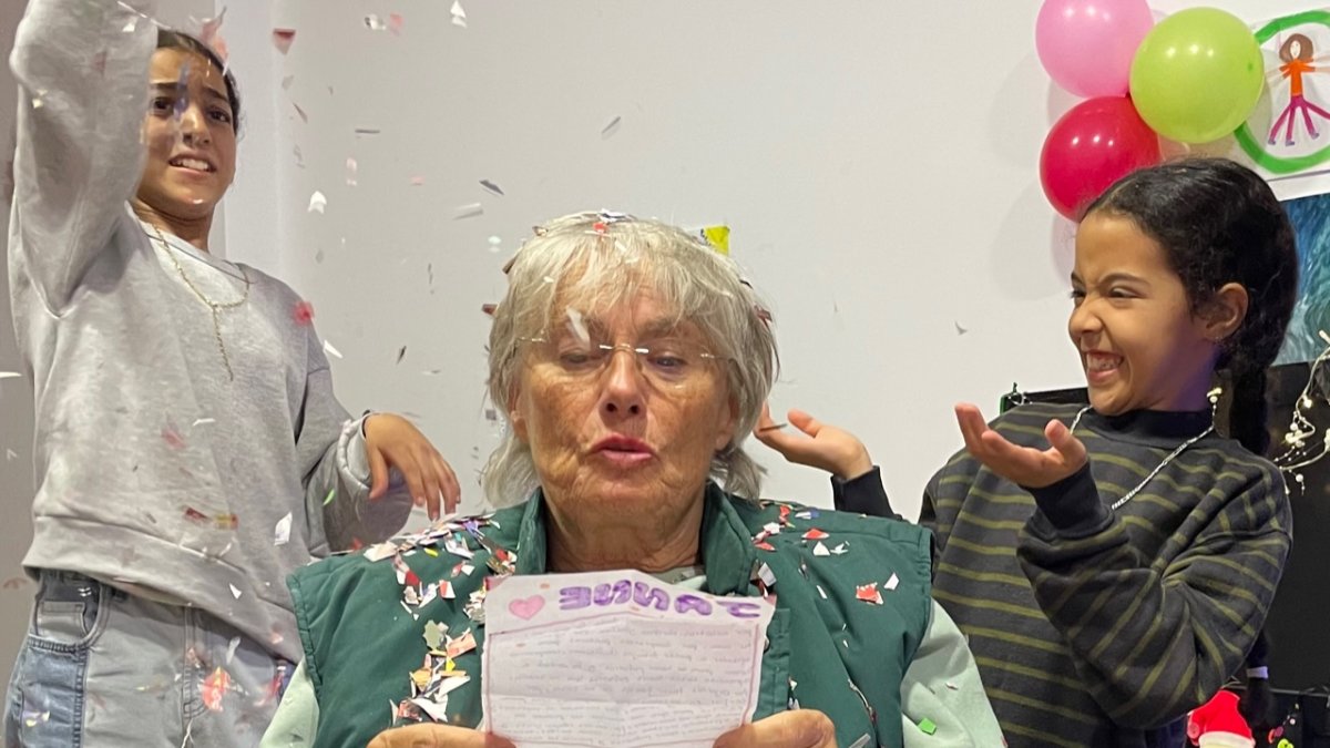 La directora de ópera Jeanne Henny, con algunas de las alumnas de ChancArte.