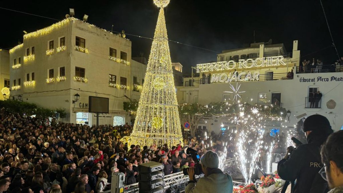 Imagen del encendido de la iluminación este viernes en Mojácar.