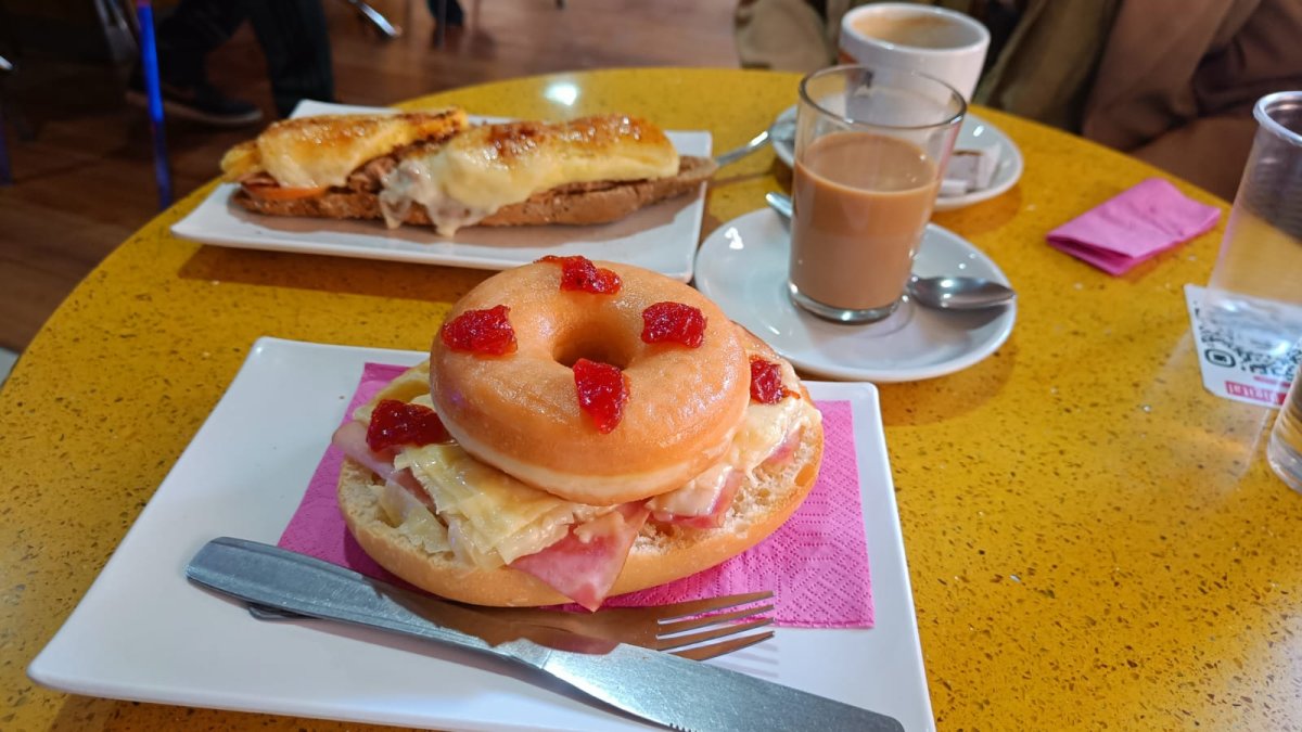 La tostada \'Baeza\' es un mollete tradicional de jamón braseado y queso con un donut encima.