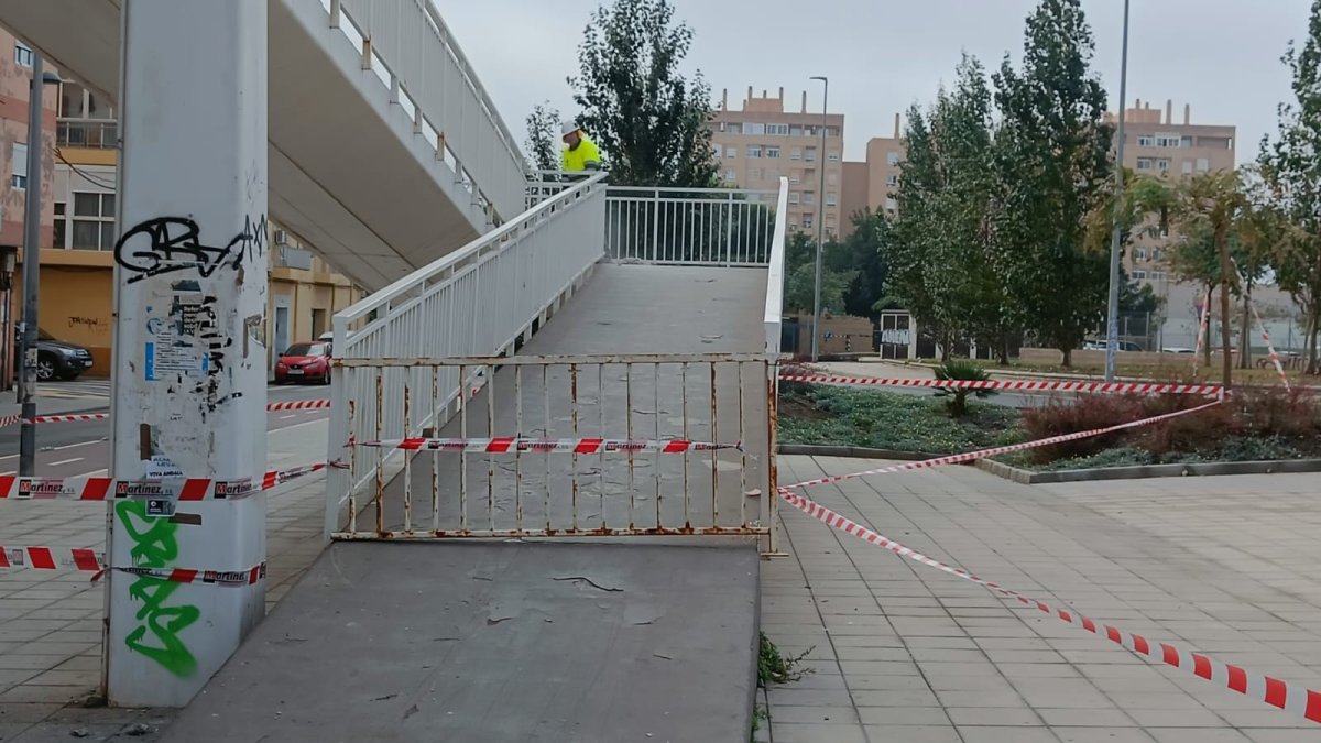Pasarela de la RENFE cortada desde este lunes 11 de diciembre.