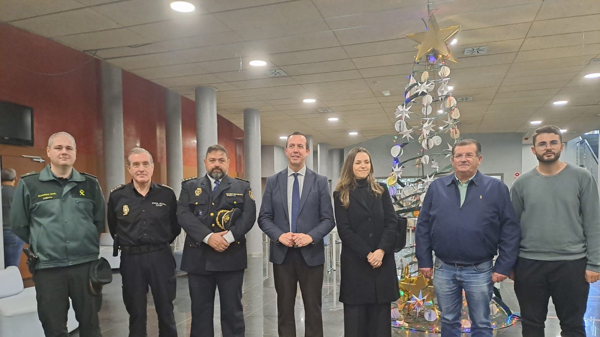 Subdelegado, responsables policiales y de Guardia Civil y concejales en las jornadas.