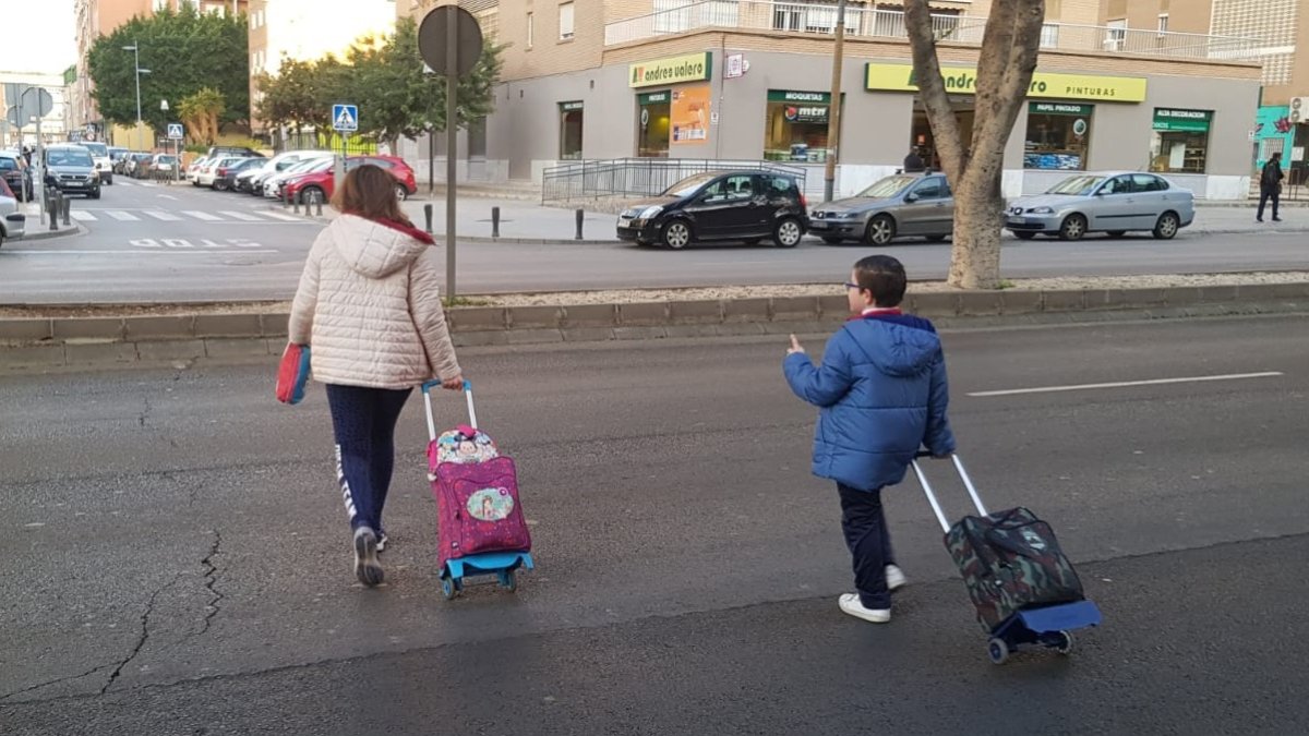 Fotografía de archivo de una madre y su hijo cruzando por la Avenida del Mediterráneo.