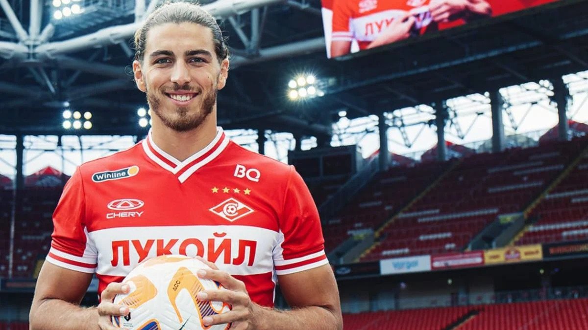 Babic posando con la camiseta del Spartak de Moscú.