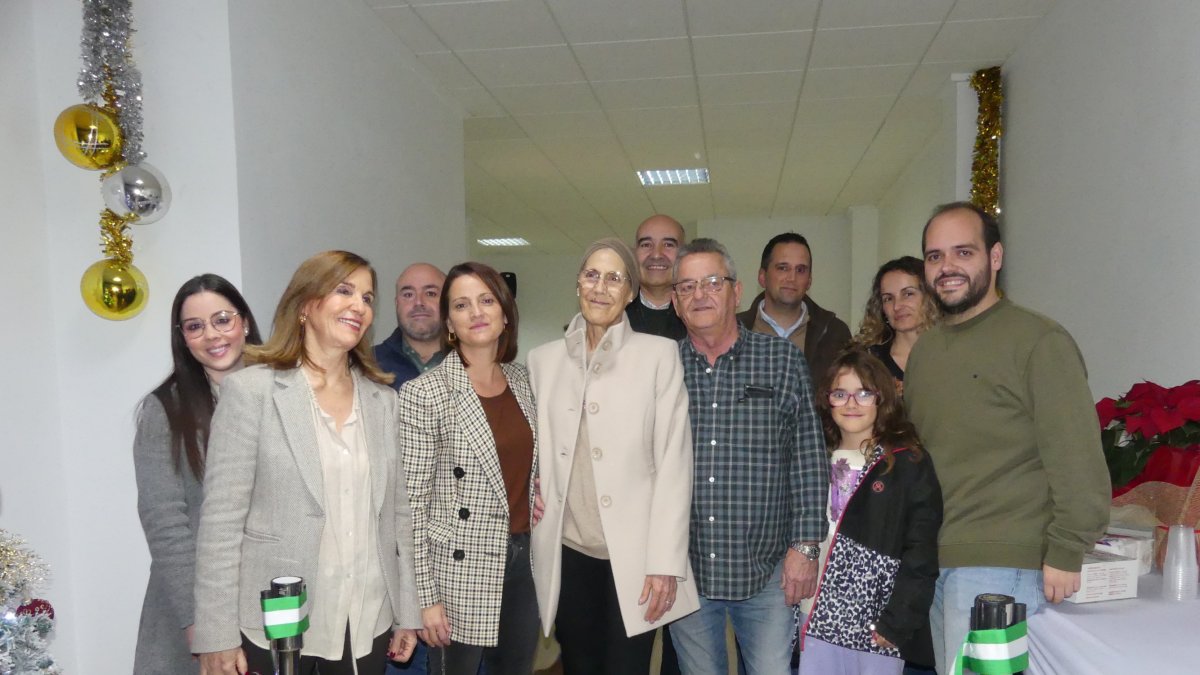 La familia de Enrique Miras acompaña a la alcaldesa, María del Mar Alfonso, en la inauguración del nacimiento.