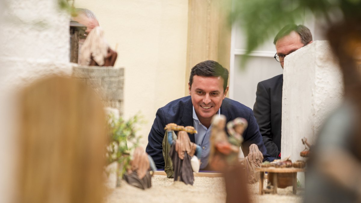 El presidente de la Diputación Provincial, Javier A. García viendo el Belén Provincial.