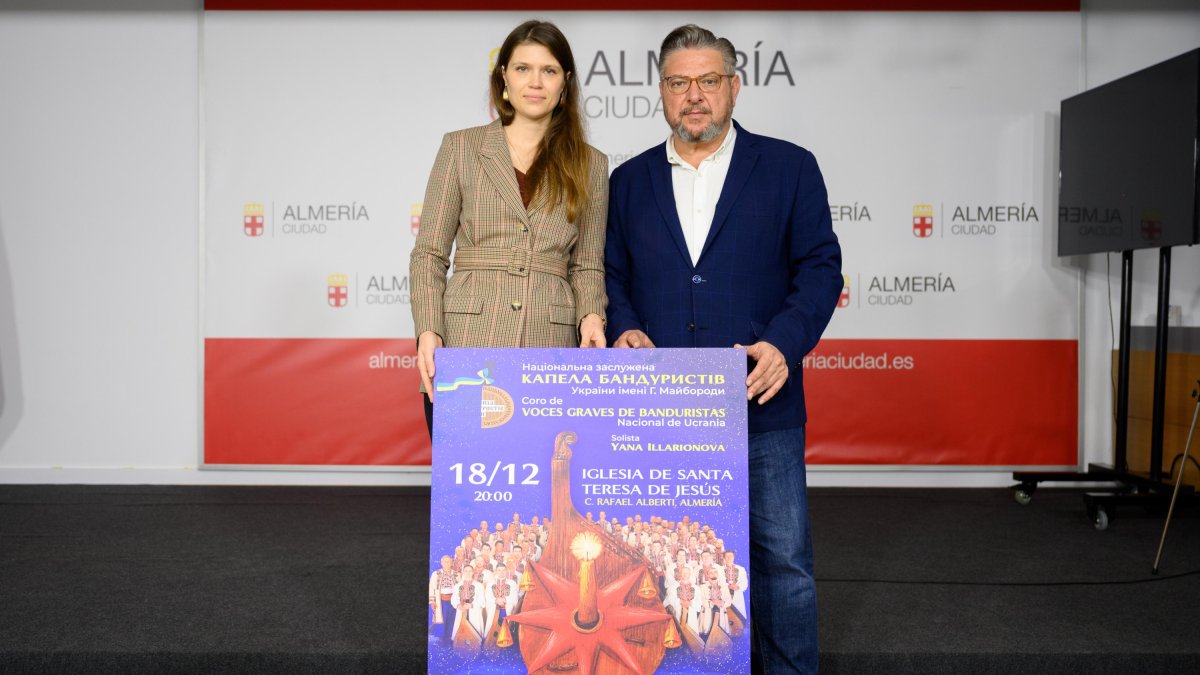 Anastasia Lavryk junto a Diego Cruz en la presentación del concierto.