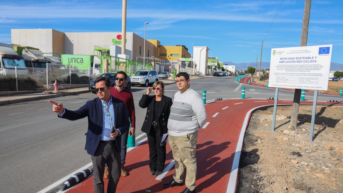 El alcalde de El Ejido, Francisco Góngora, viendo el nuevo carril bici.