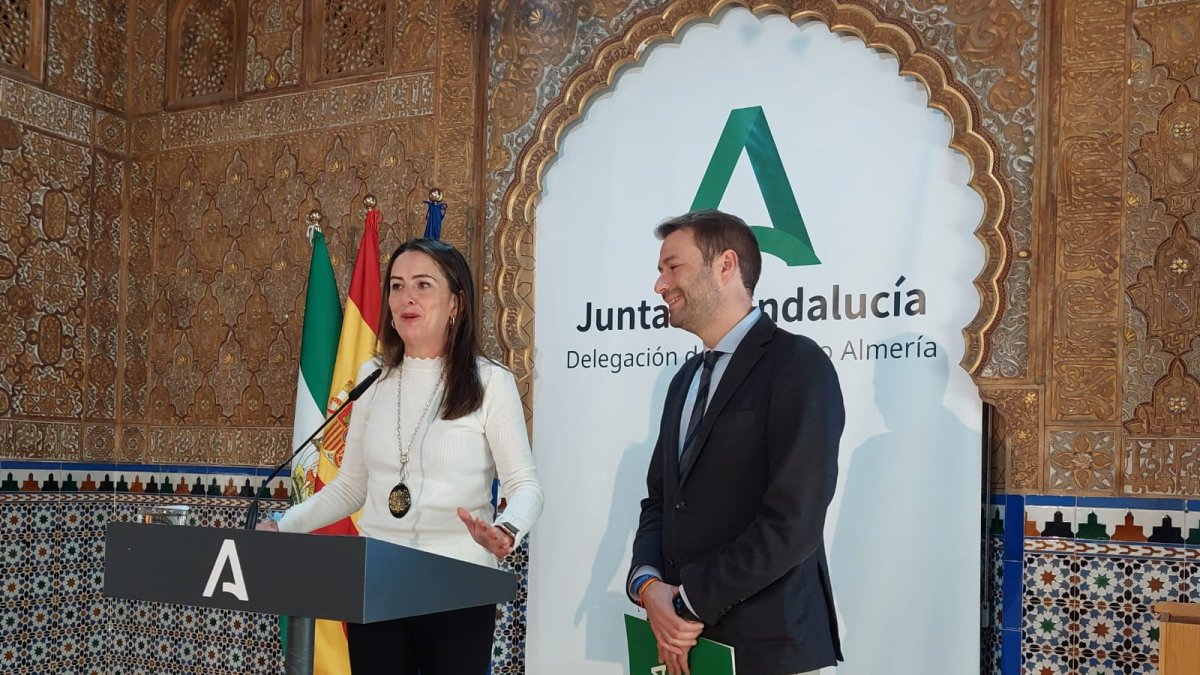 La delegada del Gobierno de la Junta, Aránzazu Martín, junto al delegado territorial, Francisco Bellido.