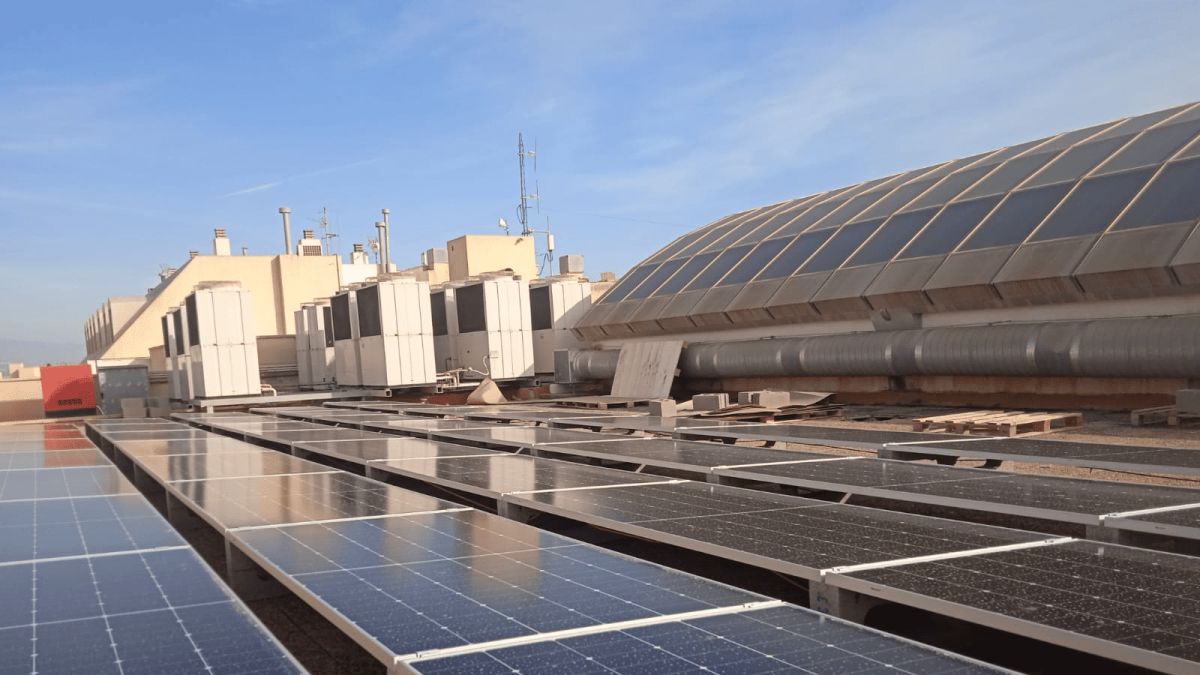 Placas solares instaladas en la cubierta del Ayuntamiento de El Ejido.