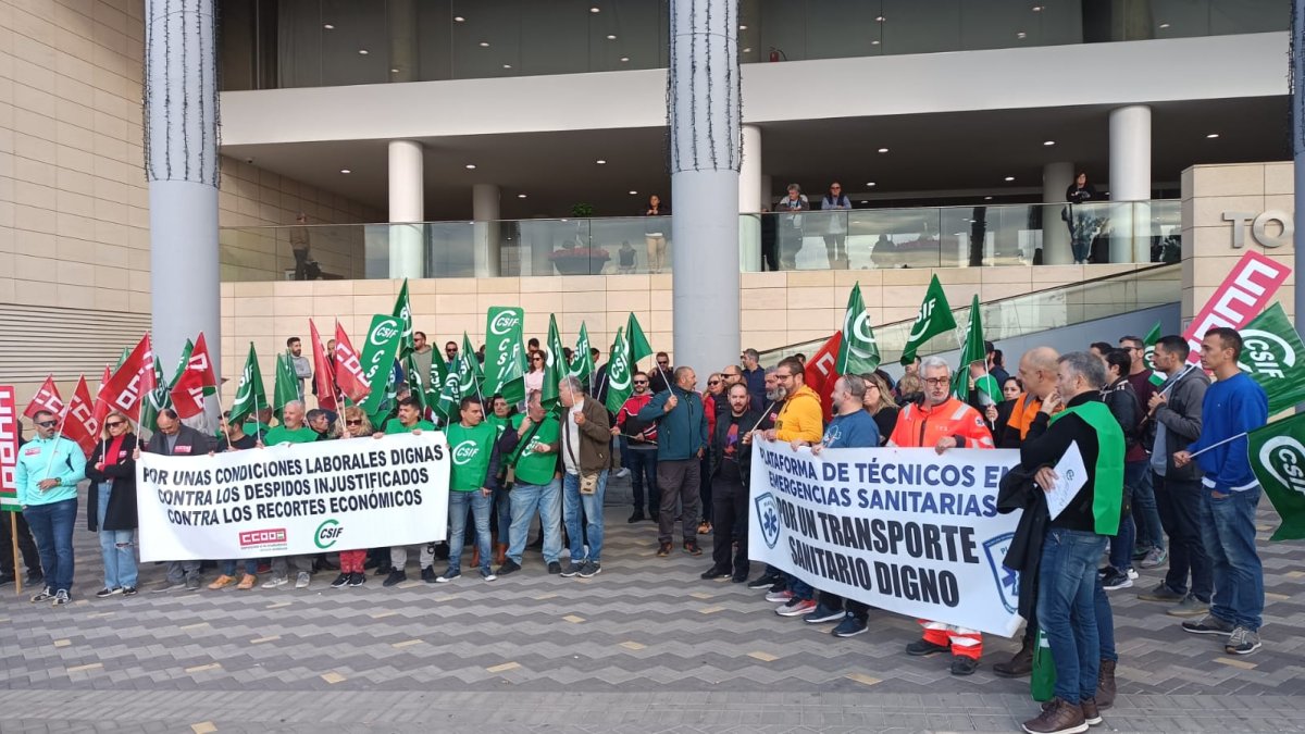 Trabajadores de Ambulancias Quevedo manifestándose el pasado miércoles en Torrecárdenas.