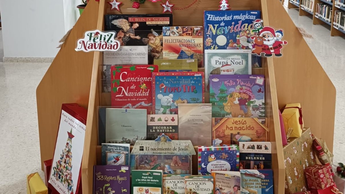 Los títulos navideños también tienen presencia en la Biblioteca de Adra.