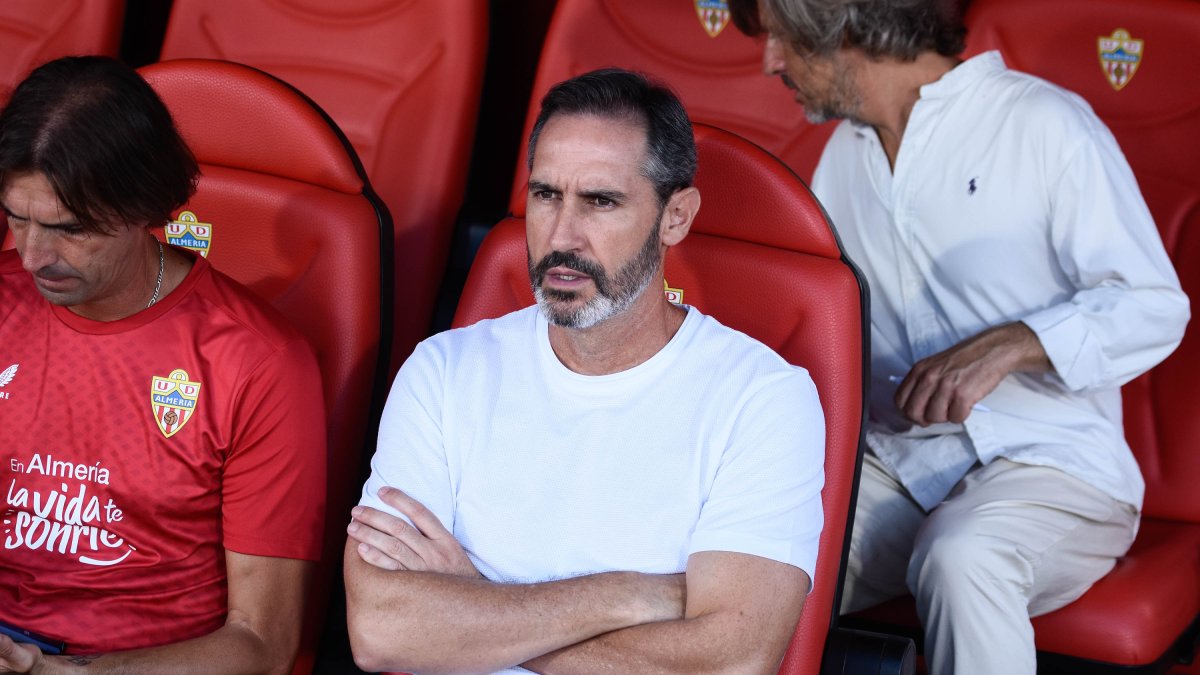 El entrenador valenciano el día de su debut con el Almería frente al Rayo Vallecano.