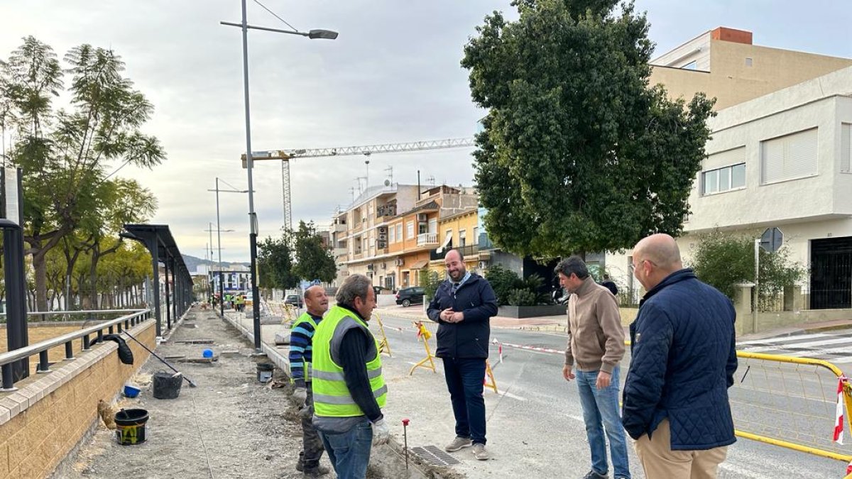 El alcalde y el concejal de obras han visitado el estado de las obras.