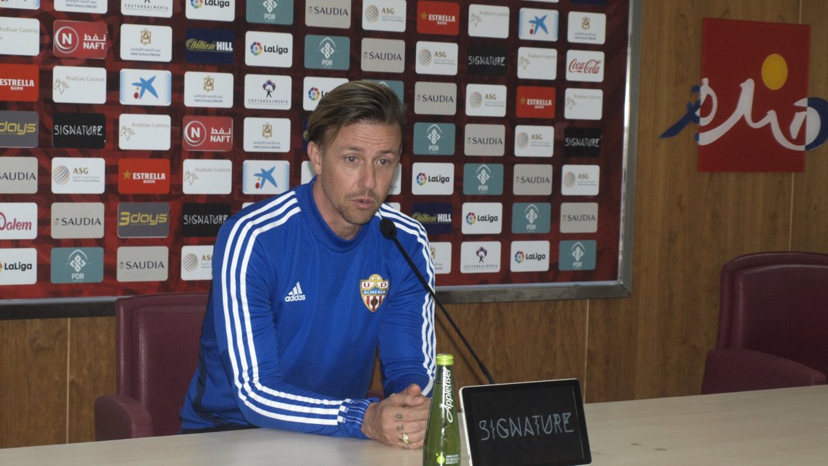 Guti en rueda de prensa cuando era entrenador del Almería en la Liga 2019-2020.