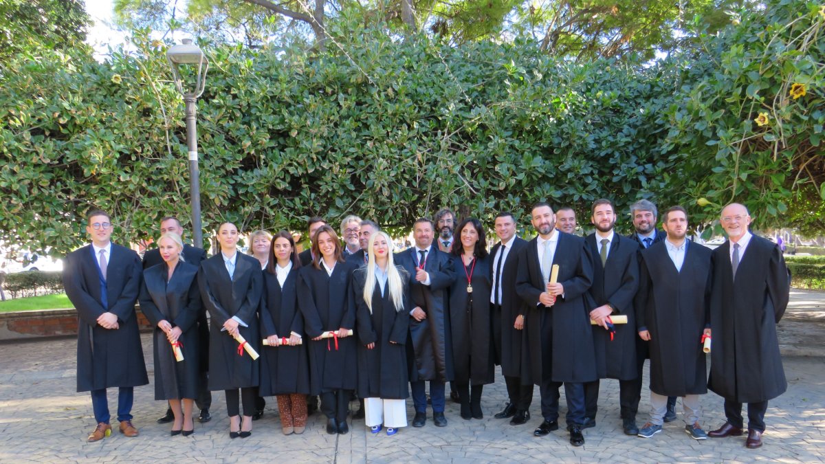 Foto de familia de los nuevos colegiados.