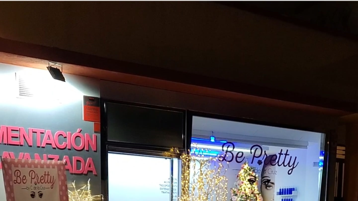 El centro estético Be Pretty, en Huércal de Almería, decorado por Navidad.