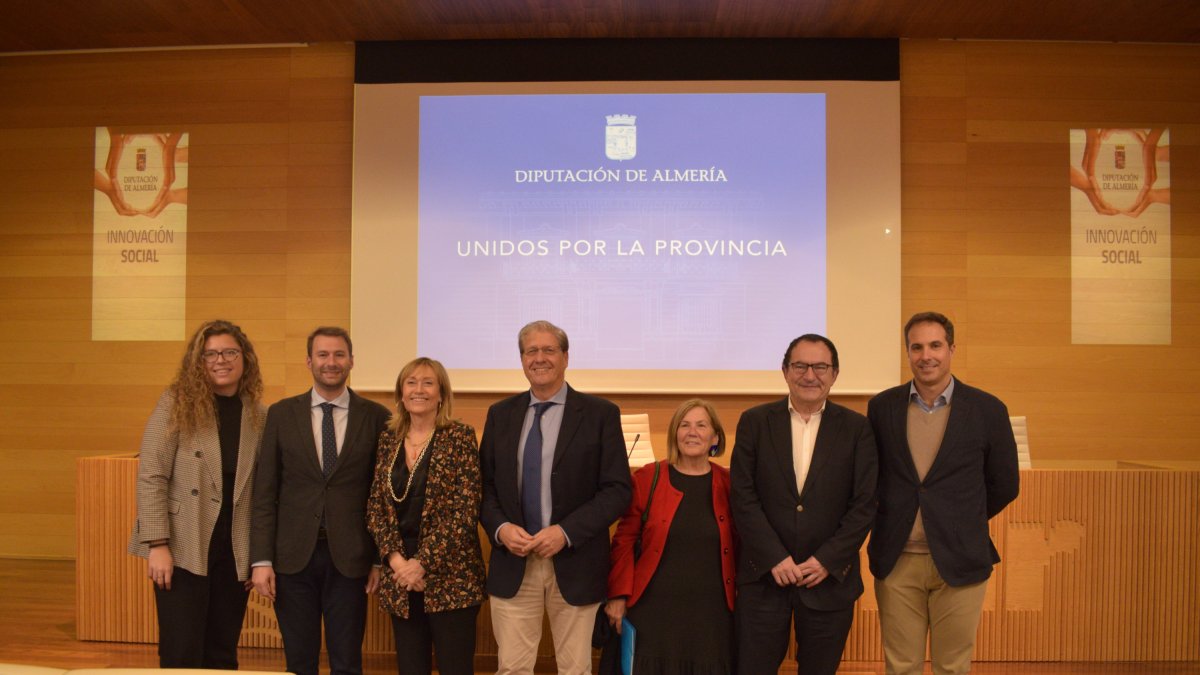 Foto grupal con casi todos los ponentes en la jornada, presidida por el director del Tercer Sector de Diputación, Jesús Baca.