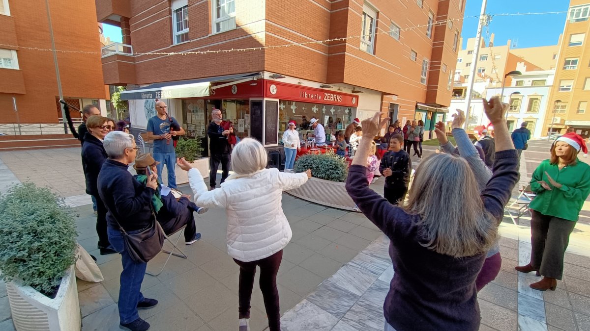 Bailando al ritmo de las gaitas en la Plaza Balneario San Miguel.