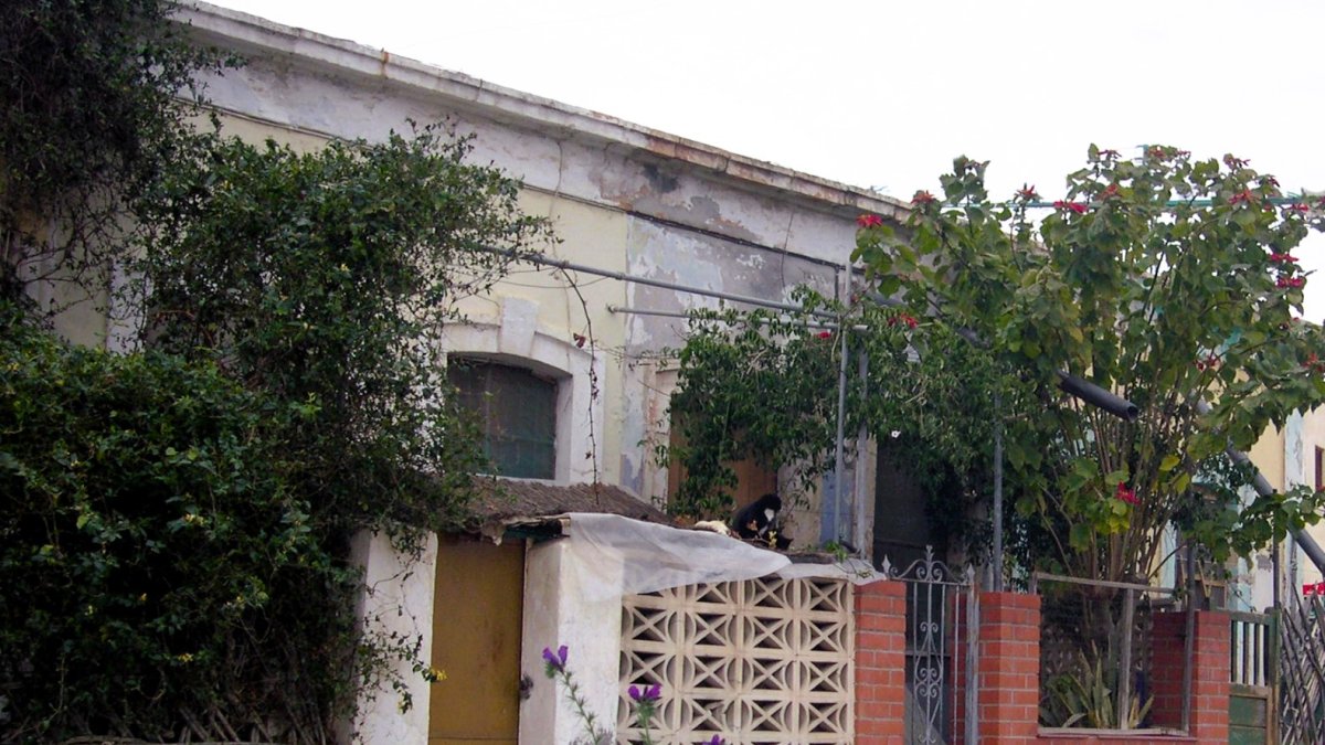 Últimas casas de lo que fue la barriada de Gachas Colorás, pegada a la vía del tren.