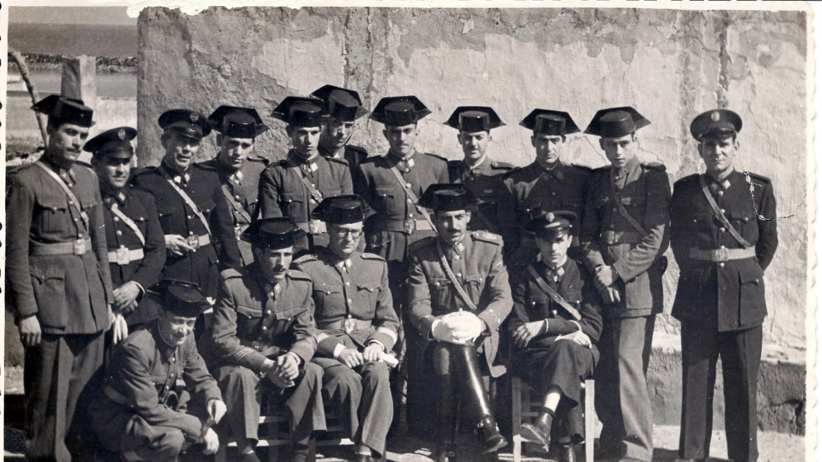 Escena en Garrucha, en 1951, en la que el sargento Sergio García Muñoz, segundo sentado por la derecha, posa junto con el resto del destacamento.