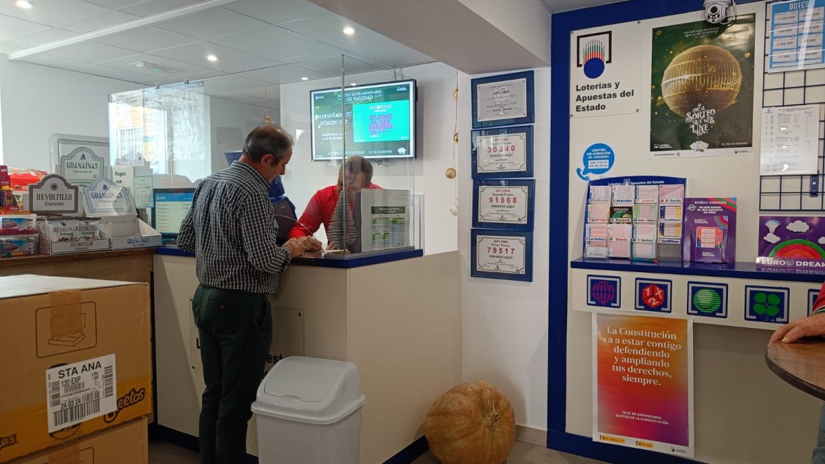 Despacho de lotería en la administración de Laujar de Andarax.